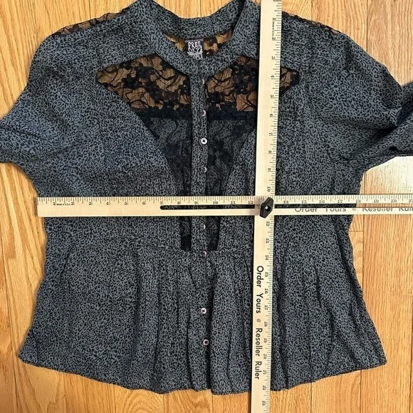 Free People 3/4 Sleeve Blouse Gray Leopard Print Lace Button Front Boho Sz 6 Med - Picture 4 of 8